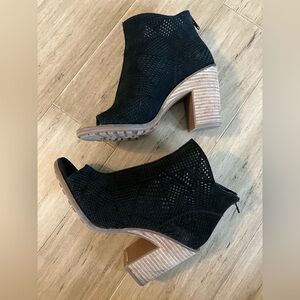 Lucky Brand black leather ventilated women’s heeled boots back zip  7